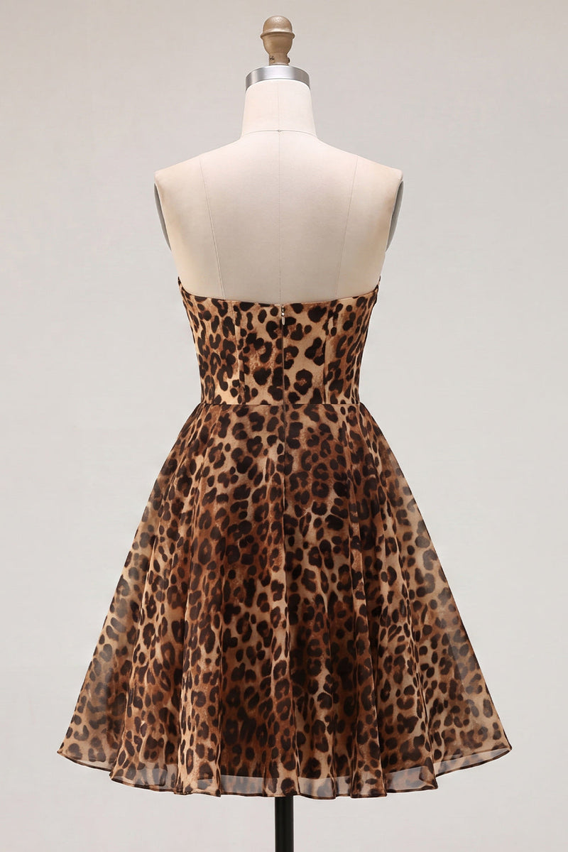 Laden Sie das Bild in den Galerie-Viewer, Braunes Leopard-A-Linie, trägerloses kurzes Homecoming-Kleid mit Perlen