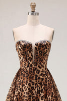 Laden Sie das Bild in den Galerie-Viewer, Braunes Leopard-A-Linie, trägerloses kurzes Homecoming-Kleid mit Perlen