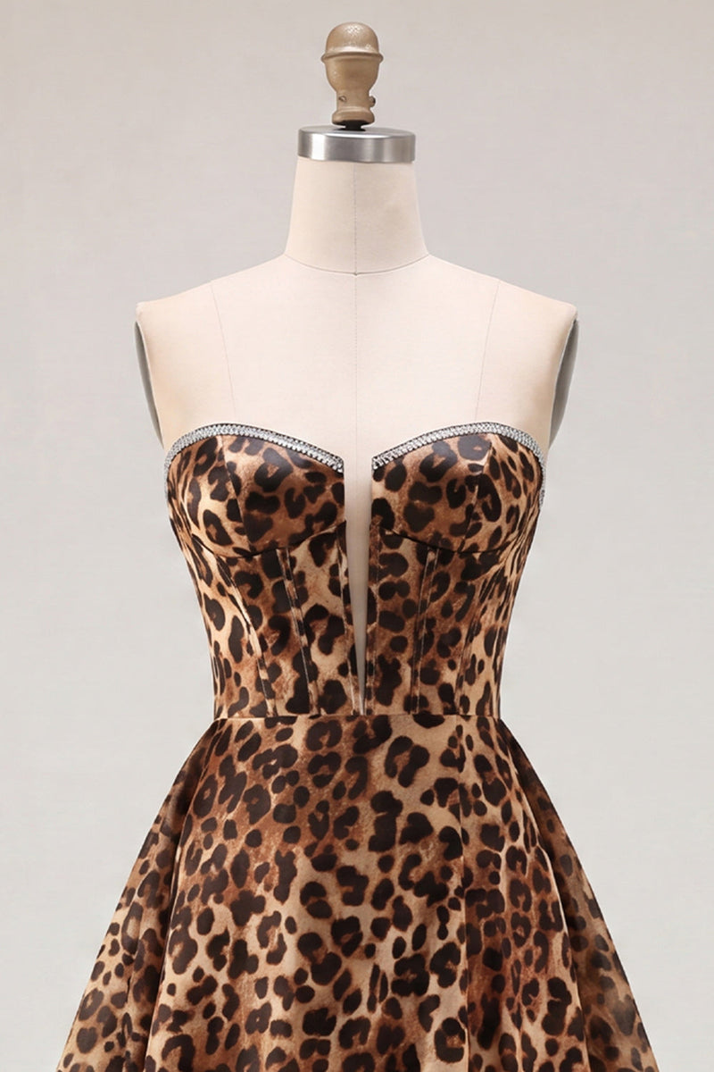Laden Sie das Bild in den Galerie-Viewer, Braunes Leopard-A-Linie, trägerloses kurzes Homecoming-Kleid mit Perlen
