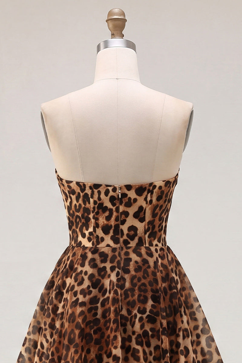 Laden Sie das Bild in den Galerie-Viewer, Braunes Leopard-A-Linie, trägerloses kurzes Homecoming-Kleid mit Perlen