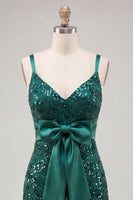Laden Sie das Bild in den Galerie-Viewer, Dunkelgrünes Spaghetti-Träger Pailletten Bodycon Schnürung Back-Homecoming-Kleid mit Schleife