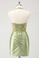 Laden Sie das Bild in den Galerie-Viewer, Army Green Neckholder-Halsausschnitt mit gerafftem Blumensatin Bodycon Bodycon Perlen-Homecoming-Kleid