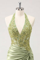 Laden Sie das Bild in den Galerie-Viewer, Army Green Neckholder-Halsausschnitt mit gerafftem Blumensatin Bodycon Bodycon Perlen-Homecoming-Kleid