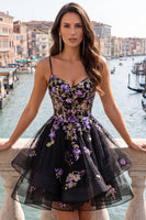 Laden Sie das Bild in den Galerie-Viewer, A-Linie schwarzes, florales Organza Homecoming-Kleid mit gestuftem Spaghettiträger und Schnürung hinten