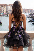 Laden Sie das Bild in den Galerie-Viewer, A-Linie schwarzes, florales Organza Homecoming-Kleid mit gestuftem Spaghettiträger und Schnürung hinten