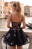 Laden Sie das Bild in den Galerie-Viewer, A-Linie Schwarzes Florales Organza Kurzes Abendkleid mit Spaghettiträger und Schnürung