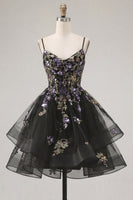 Laden Sie das Bild in den Galerie-Viewer, A-Linie schwarzes, florales Organza Homecoming-Kleid mit gestuftem Spaghettiträger und Schnürung hinten