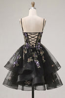 Laden Sie das Bild in den Galerie-Viewer, A-Linie schwarzes, florales Organza Homecoming-Kleid mit gestuftem Spaghettiträger und Schnürung hinten