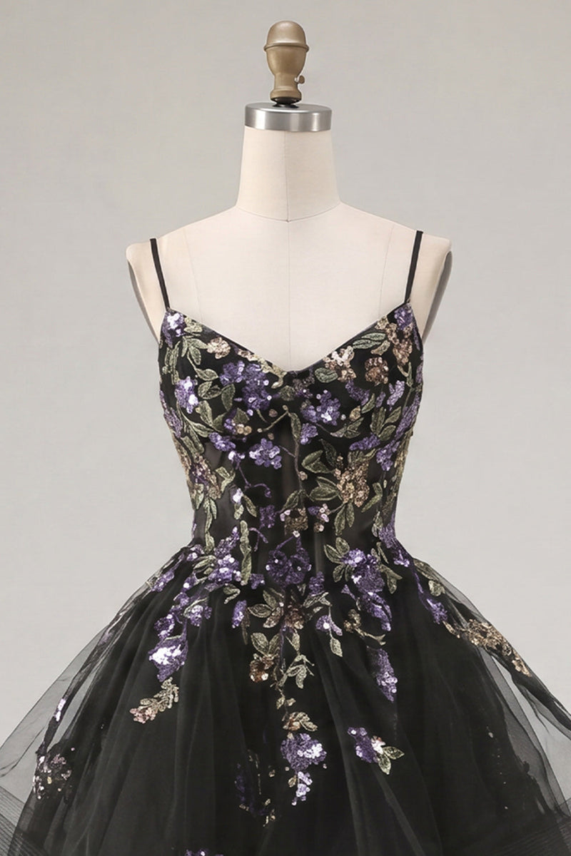 Laden Sie das Bild in den Galerie-Viewer, A-Linie schwarzes, florales Organza Homecoming-Kleid mit gestuftem Spaghettiträger und Schnürung hinten