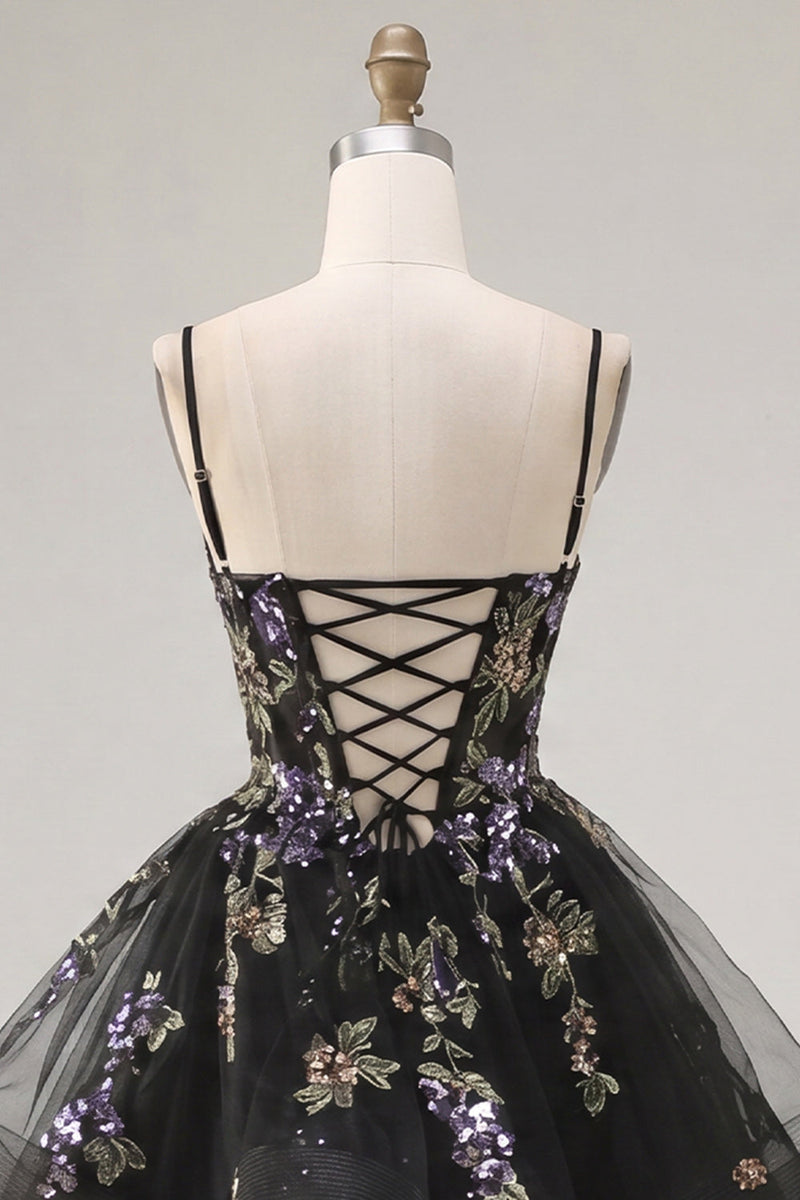 Laden Sie das Bild in den Galerie-Viewer, A-Linie schwarzes, florales Organza Homecoming-Kleid mit gestuftem Spaghettiträger und Schnürung hinten