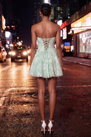 Laden Sie das Bild in den Galerie-Viewer, Staubiges blaues A-Line Sweetheart Pearl Floral Kurzes Homecoming-Kleid mit Schnürung auf dem Rücken