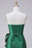 Laden Sie das Bild in den Galerie-Viewer, Dunkelgrünes, trägerloses Bodycon Perlmutt-Schnürk-Back-Homecoming-Kleid mit Schleife an der Taille
