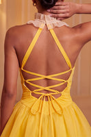 Laden Sie das Bild in den Galerie-Viewer, Gelbes A-Linie Neckholder Rüschen Kurzes Abendkleid mit Schnürung
