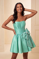 Laden Sie das Bild in den Galerie-Viewer, A-Line mintgrünes Satin-Trägerloses Lace-Up-Perlenkorsett Homecoming-Kleid mit Schleife