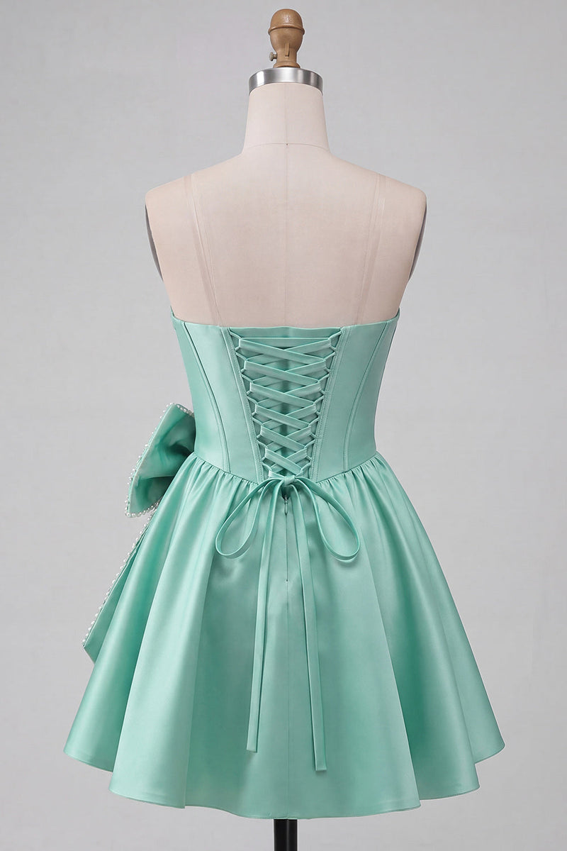 Laden Sie das Bild in den Galerie-Viewer, A-Line mintgrünes Satin-Trägerloses Lace-Up-Perlenkorsett Homecoming-Kleid mit Schleife