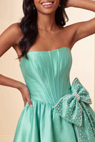 Laden Sie das Bild in den Galerie-Viewer, A-Line mintgrünes Satin-Trägerloses Lace-Up-Perlenkorsett Homecoming-Kleid mit Schleife