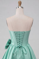 Laden Sie das Bild in den Galerie-Viewer, A-Line mintgrünes Satin-Trägerloses Lace-Up-Perlenkorsett Homecoming-Kleid mit Schleife