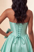 Laden Sie das Bild in den Galerie-Viewer, A-Line mintgrünes Satin-Trägerloses Lace-Up-Perlenkorsett Homecoming-Kleid mit Schleife