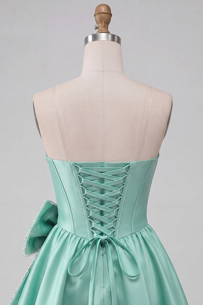 Laden Sie das Bild in den Galerie-Viewer, A-Line mintgrünes Satin-Trägerloses Lace-Up-Perlenkorsett Homecoming-Kleid mit Schleife