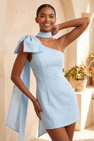 Laden Sie das Bild in den Galerie-Viewer, Bodycon einschulterfarbenes hellblaues Perlenschleifen-Homecoming-Kleid mit Seitenumhang