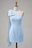 Laden Sie das Bild in den Galerie-Viewer, Bodycon einschulterfarbenes hellblaues Perlenschleifen-Homecoming-Kleid mit Seitenumhang