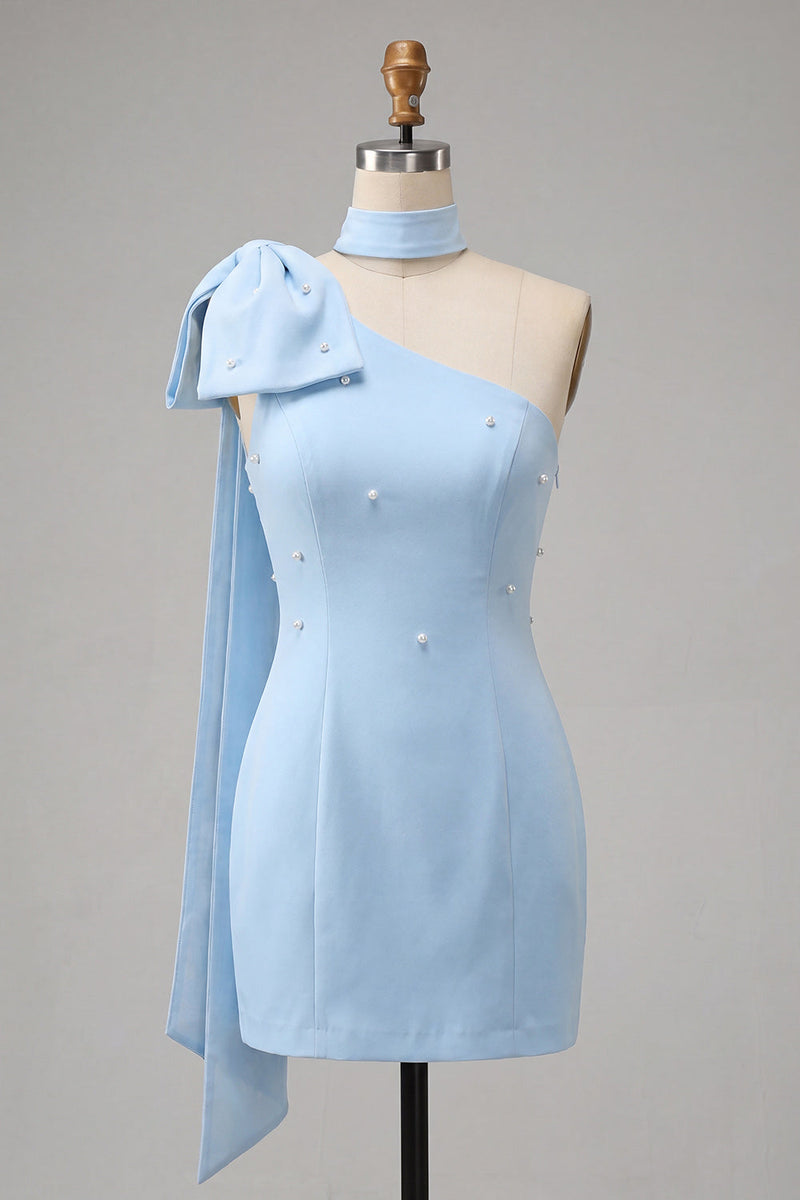 Laden Sie das Bild in den Galerie-Viewer, Bodycon einschulterfarbenes hellblaues Perlenschleifen-Homecoming-Kleid mit Seitenumhang