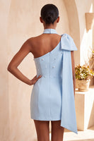Laden Sie das Bild in den Galerie-Viewer, Bodycon einschulterfarbenes hellblaues Perlenschleifen-Homecoming-Kleid mit Seitenumhang