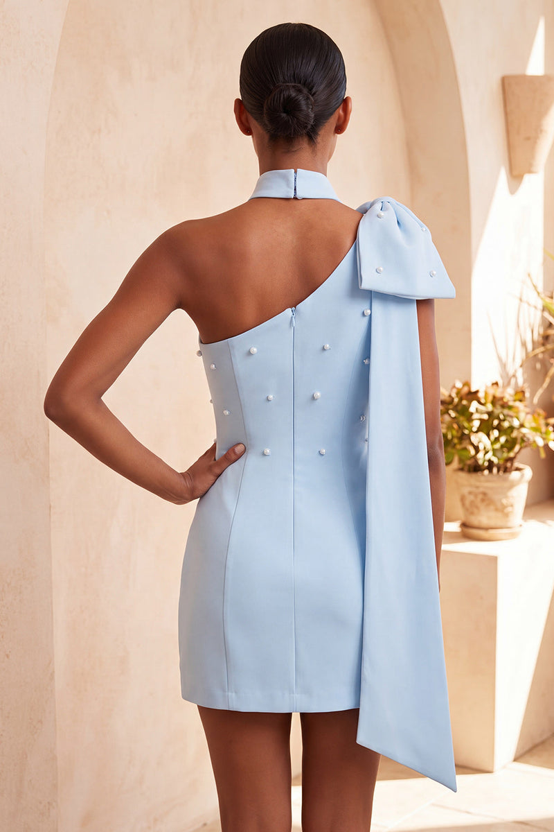 Laden Sie das Bild in den Galerie-Viewer, Bodycon einschulterfarbenes hellblaues Perlenschleifen-Homecoming-Kleid mit Seitenumhang