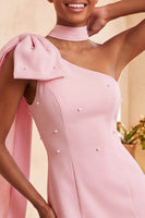 Laden Sie das Bild in den Galerie-Viewer, Bodycon einschulterfarbenes hellblaues Perlenschleifen-Homecoming-Kleid mit Seitenumhang