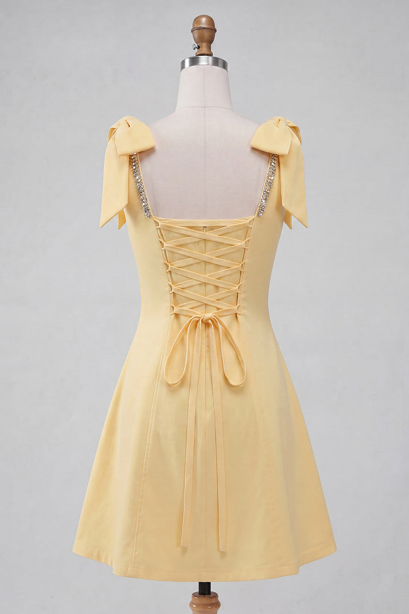 Laden Sie das Bild in den Galerie-Viewer, Hellgelbes, A-förmiges Homecoming-Kleid mit Perlenband und Spitze hinten