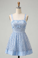 Laden Sie das Bild in den Galerie-Viewer, Himmelblaues A-Linie-Eck mit quadratischem Halsausschnitt und Pailletten-Pailletten-Homecoming-Kleid mit Schleife