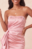 Laden Sie das Bild in den Galerie-Viewer, Satin königsblaues, trägerloses Bodycon mit Schnürung hinten mit Perlen, gerafftes Homecoming-Kleid mit Schärpe