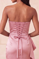 Laden Sie das Bild in den Galerie-Viewer, Satin königsblaues, trägerloses Bodycon mit Schnürung hinten mit Perlen, gerafftes Homecoming-Kleid mit Schärpe