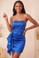 Laden Sie das Bild in den Galerie-Viewer, Satin königsblaues, trägerloses Bodycon mit Schnürung hinten mit Perlen, gerafftes Homecoming-Kleid mit Schärpe