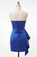 Laden Sie das Bild in den Galerie-Viewer, Satin königsblaues, trägerloses Bodycon mit Schnürung hinten mit Perlen, gerafftes Homecoming-Kleid mit Schärpe