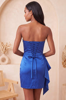 Laden Sie das Bild in den Galerie-Viewer, Satin königsblaues, trägerloses Bodycon mit Schnürung hinten mit Perlen, gerafftes Homecoming-Kleid mit Schärpe