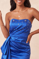 Laden Sie das Bild in den Galerie-Viewer, Satin königsblaues, trägerloses Bodycon mit Schnürung hinten mit Perlen, gerafftes Homecoming-Kleid mit Schärpe