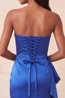 Laden Sie das Bild in den Galerie-Viewer, Satin königsblaues, trägerloses Bodycon mit Schnürung hinten mit Perlen, gerafftes Homecoming-Kleid mit Schärpe