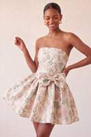 Laden Sie das Bild in den Galerie-Viewer, Staubiges blaues, trägerloses A-Line-Jacquard-Floral-Lace-Homecoming-Kleid mit Schleife