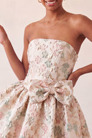 Laden Sie das Bild in den Galerie-Viewer, Staubiges blaues, trägerloses A-Line-Jacquard-Floral-Lace-Homecoming-Kleid mit Schleife
