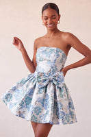 Laden Sie das Bild in den Galerie-Viewer, Staubiges blaues, trägerloses A-Line-Jacquard-Floral-Lace-Homecoming-Kleid mit Schleife