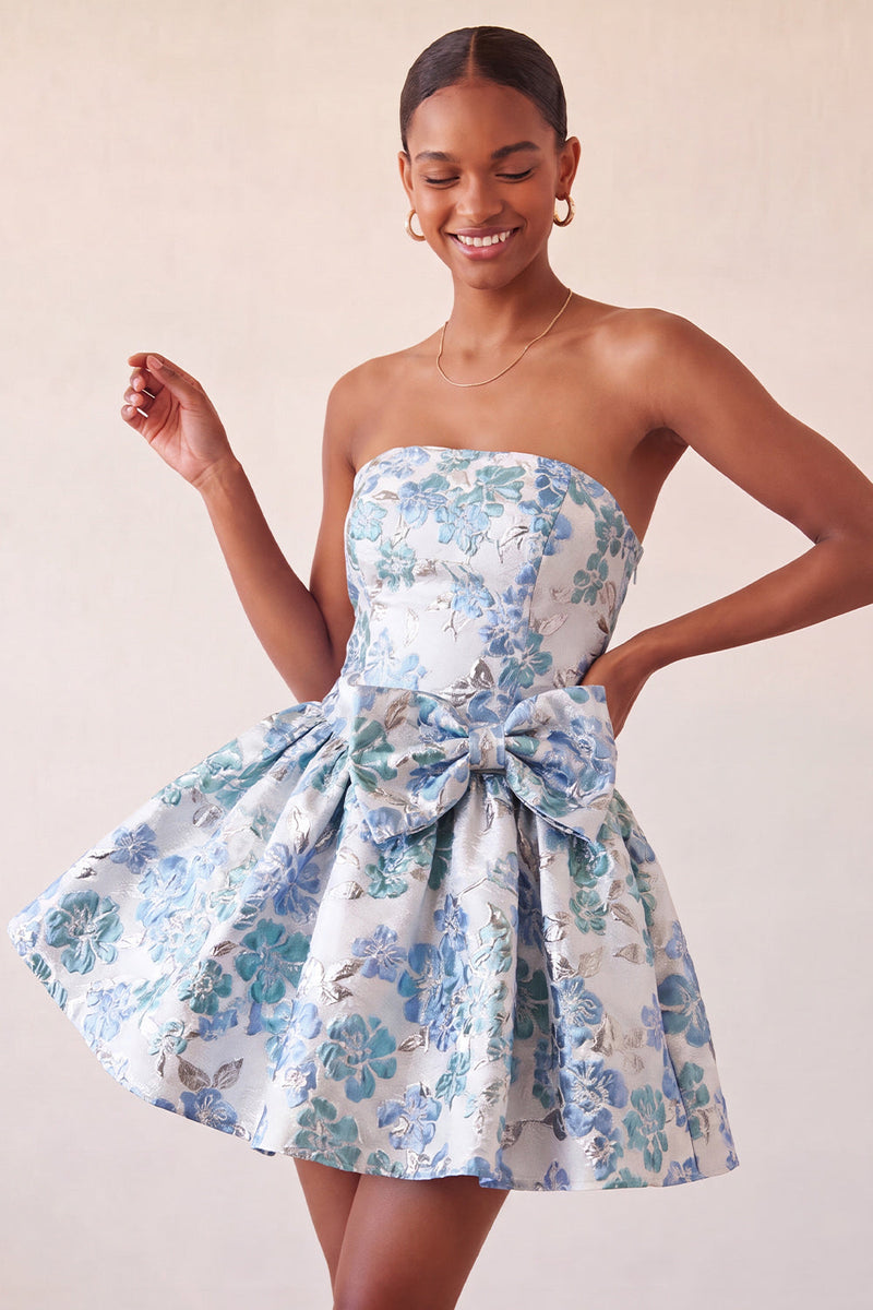 Laden Sie das Bild in den Galerie-Viewer, Staubiges blaues, trägerloses A-Line-Jacquard-Floral-Lace-Homecoming-Kleid mit Schleife
