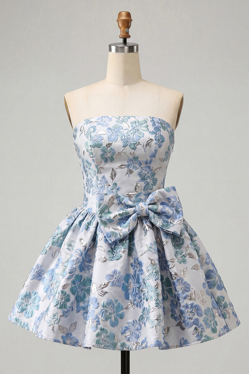 Laden Sie das Bild in den Galerie-Viewer, Staubiges blaues, trägerloses A-Line-Jacquard-Floral-Lace-Homecoming-Kleid mit Schleife