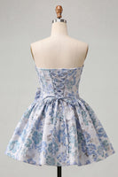 Laden Sie das Bild in den Galerie-Viewer, Staubiges blaues, trägerloses A-Line-Jacquard-Floral-Lace-Homecoming-Kleid mit Schleife