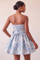 Laden Sie das Bild in den Galerie-Viewer, Staubiges blaues, trägerloses A-Line-Jacquard-Floral-Lace-Homecoming-Kleid mit Schleife