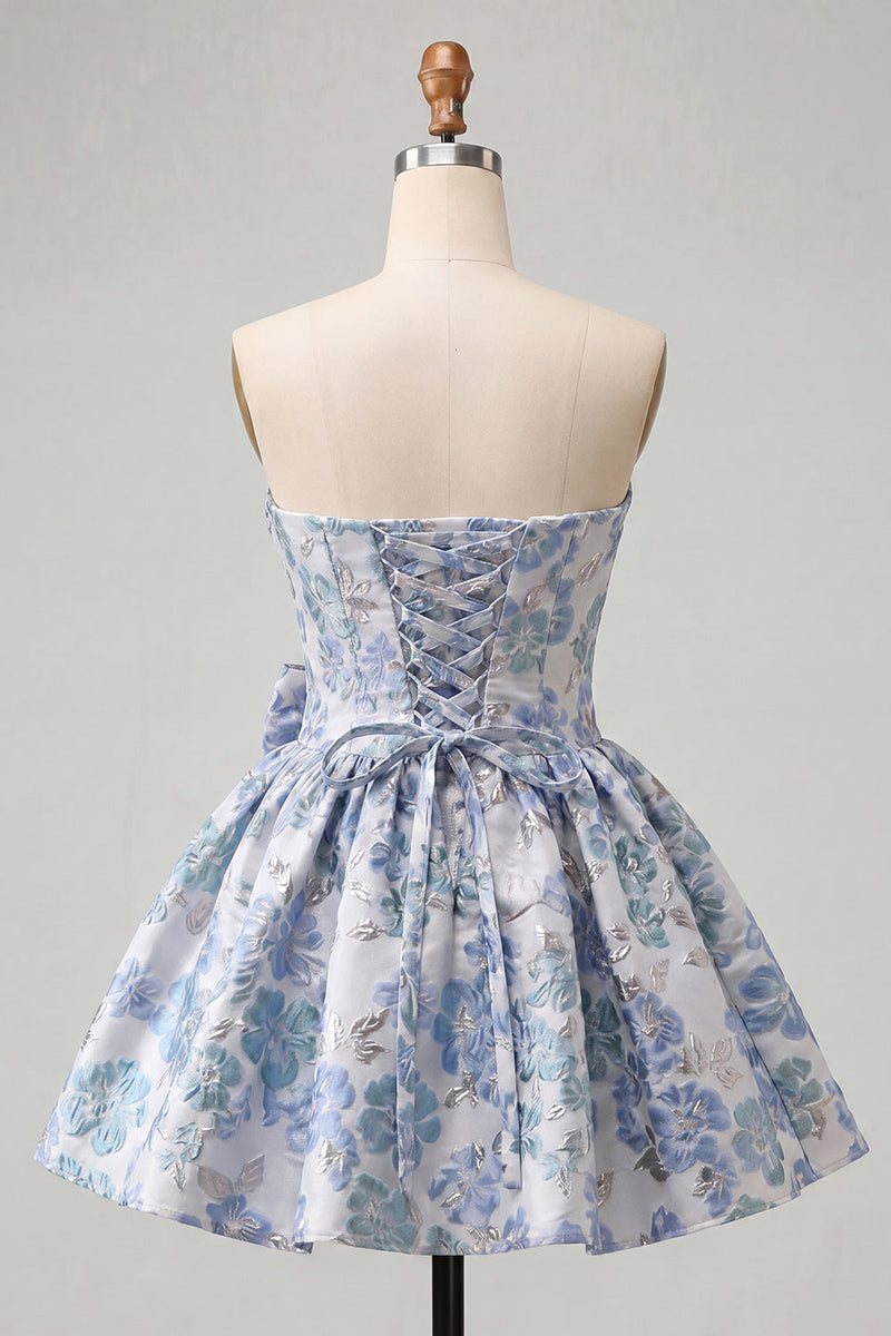 Laden Sie das Bild in den Galerie-Viewer, Staubiges blaues, trägerloses A-Line-Jacquard-Floral-Lace-Homecoming-Kleid mit Schleife