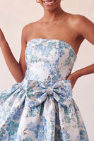 Laden Sie das Bild in den Galerie-Viewer, Staubiges blaues, trägerloses A-Line-Jacquard-Floral-Lace-Homecoming-Kleid mit Schleife