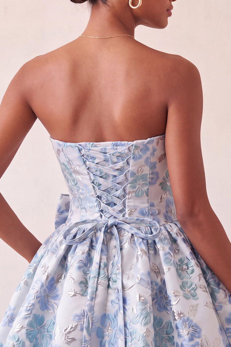 Laden Sie das Bild in den Galerie-Viewer, Staubiges blaues, trägerloses A-Line-Jacquard-Floral-Lace-Homecoming-Kleid mit Schleife