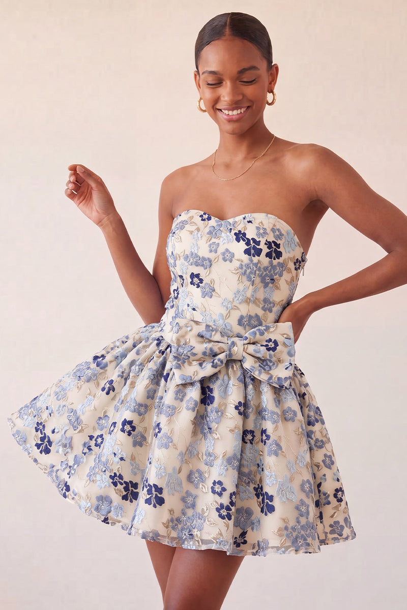 Laden Sie das Bild in den Galerie-Viewer, Staubiges blaues, trägerloses A-Line-Jacquard-Floral-Lace-Homecoming-Kleid mit Schleife
