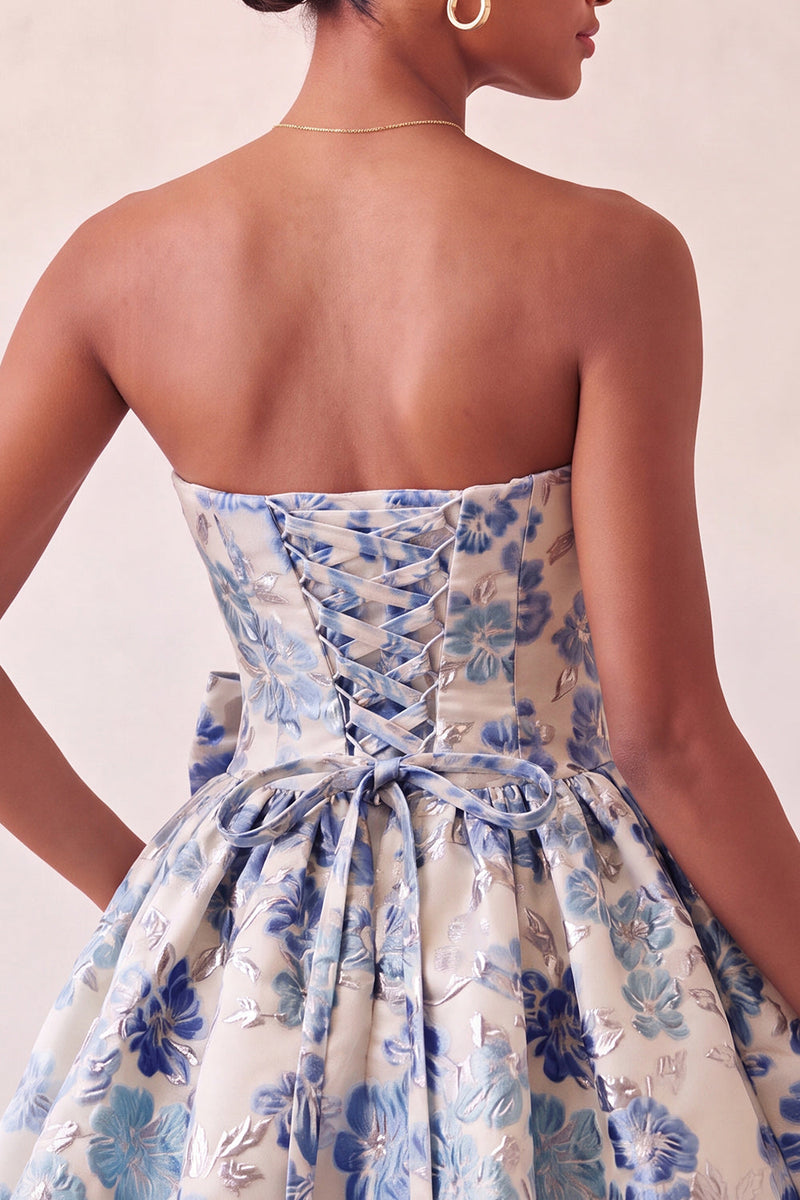 Laden Sie das Bild in den Galerie-Viewer, Staubiges blaues, trägerloses A-Line-Jacquard-Floral-Lace-Homecoming-Kleid mit Schleife